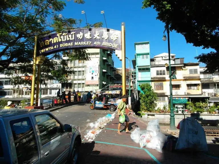ตลาดโบ้เบ้ แหล่งเสื้อผ้าขายส่ง ทั้งกลางวันและกลางคืน