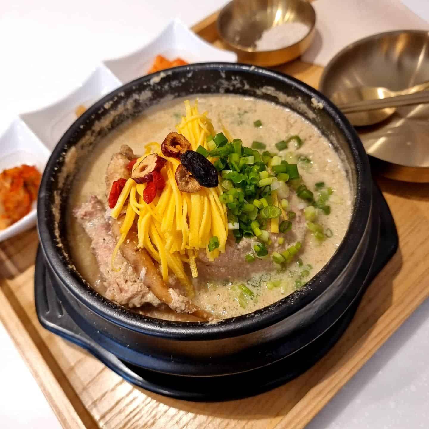 ซุปไก่ตุ๋นโสมเกาหลี ซัมแกทัง แบบข้น ร้าน The Tang